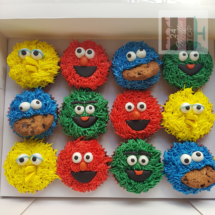 Sesame Street Cupcakes, sesame street cupcake, big bird, elmo, oscar, 24 muffin top, custom cakes, custom cupcake, customized cupcake